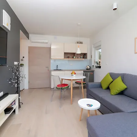 Family Friendly With A Swimming Pool - Mulo, Zadar - 20732 Apartment Vrsi